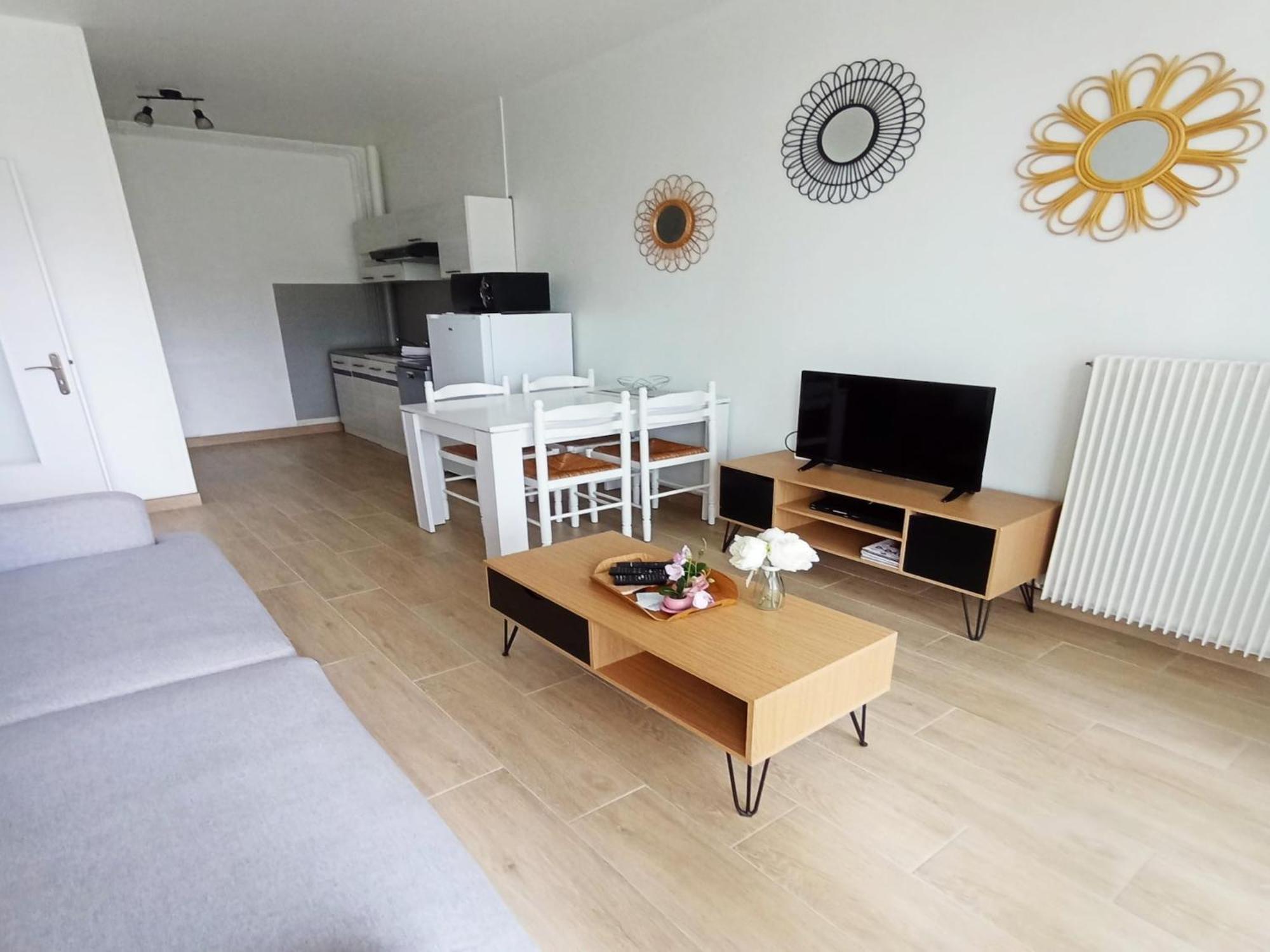 Simplistic Holiday Home In Grandcamp With Garden Buitenkant foto